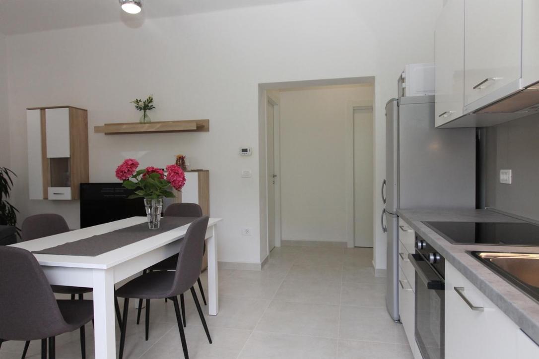L Apartment Raša Buitenkant foto